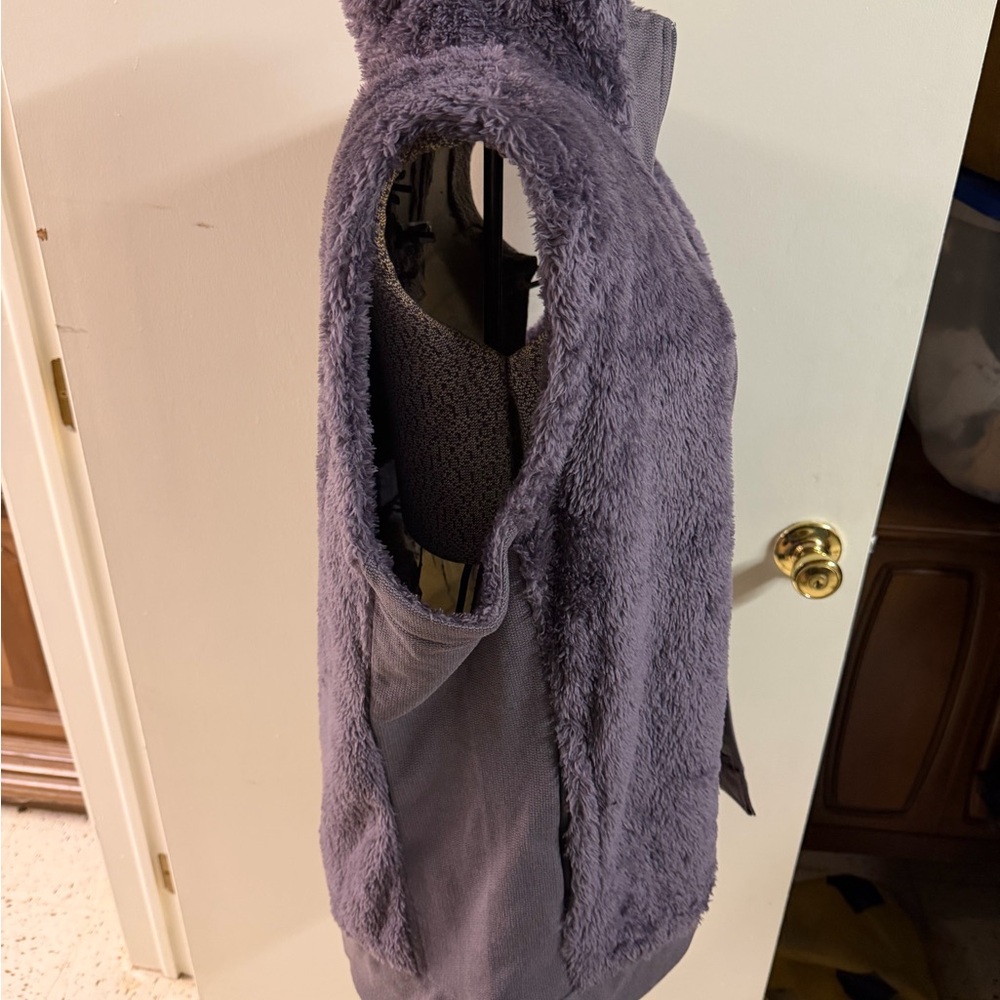 The North Face Women’s XL Fuzzy Fleece Vest Gray Cozy Zip Up - Picture 5 of 6